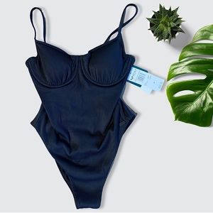 ❤️‍🔥 Love Muse Roxy NWT one piece size medium. ❤️‍🔥